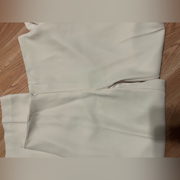 Minimalistic Cream slacks with Zipper - Picture 2 of 3